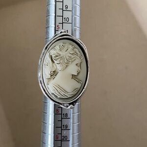 Elegant Silver and Cream Cameo Ring